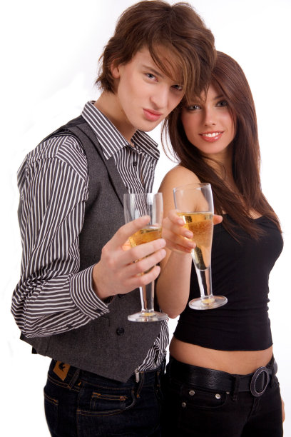 年轻夫妇用香槟庆祝图片下载
