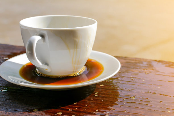 旧木桌上的辛辣咖啡、时钟和报纸图片下载