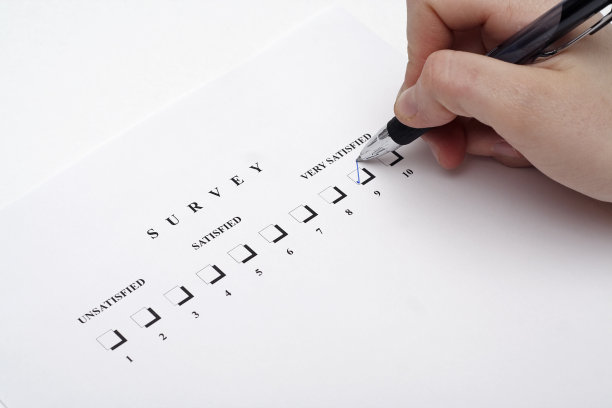 手握黑色钢笔在调查页上图片下载