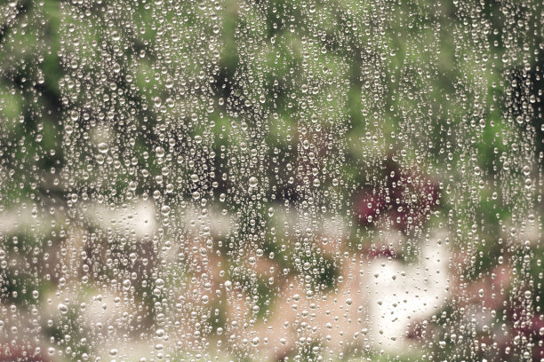 雨点落在窗户玻璃上图片下载