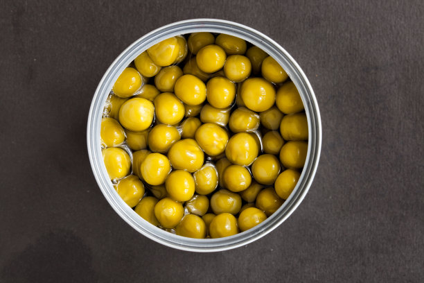 黑皮上印着青豆的罐头图片下载