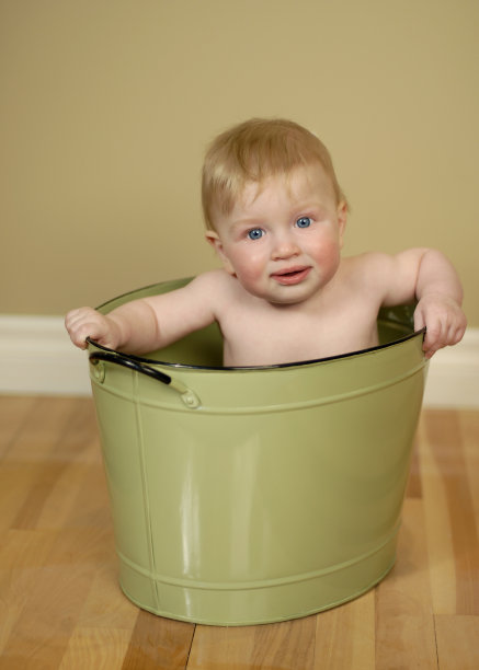 绿桶里的婴儿图片下载