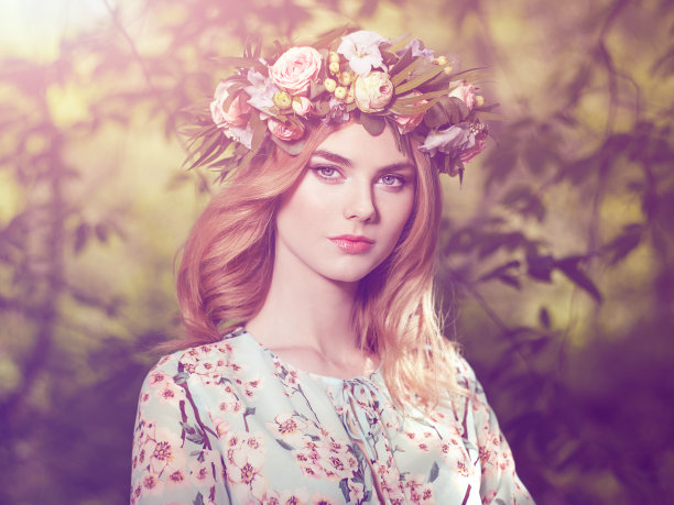 头上戴着花环的金发美女图片下载