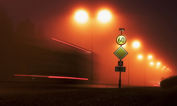 卡车在雾中超速行驶图片下载