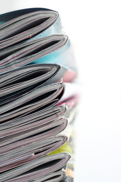 白色背景下堆叠文件的特写镜头图片下载