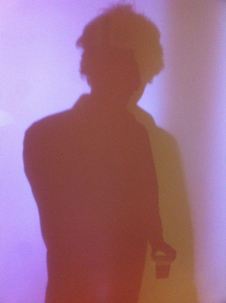 喝酒的人的剪影图片下载