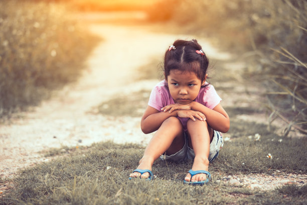 孤独而悲伤的小女孩坐在古色古香的公园里图片下载