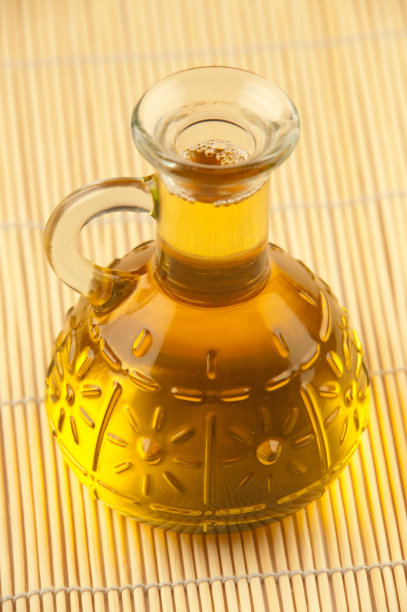 摩洛哥坚果油在玻璃瓶在木制背景图片下载