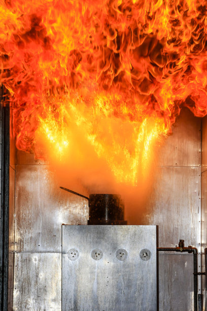 英国多塞特郡舍尔伯尼消防局，一个模拟薯条锅在煤气炉上燃烧着油图片下载