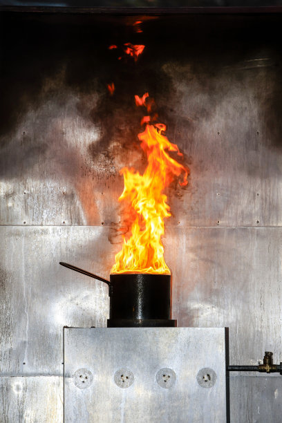 英国多塞特郡舍尔伯尼消防局，一个模拟薯条锅在煤气炉上燃烧着油图片下载