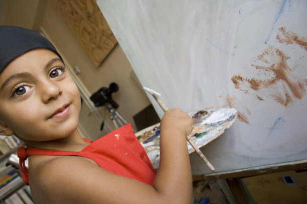 快乐的年轻画家图片下载