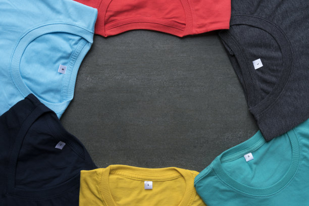 在黑色背景上卷起的彩色衣服的特写图片下载