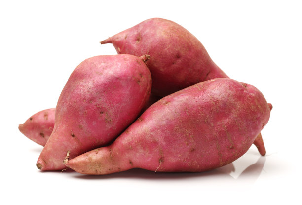 在白色背景上孤立的生红薯的特写。图片下载