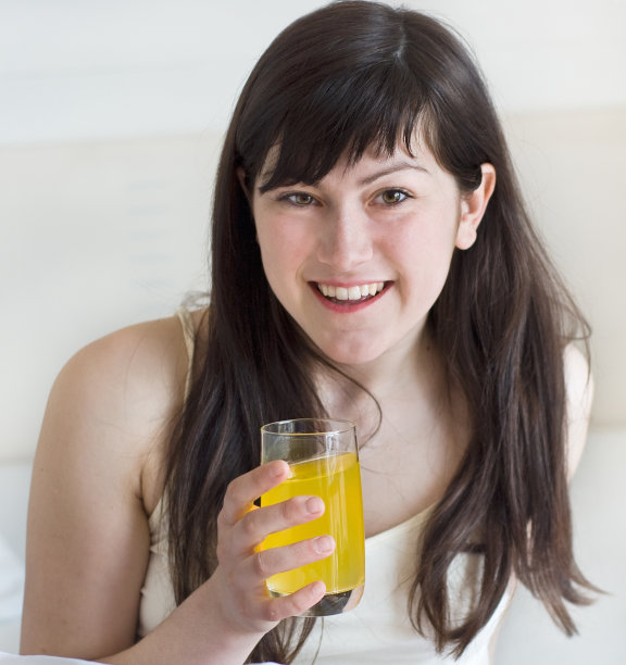年轻女子的果汁图片下载
