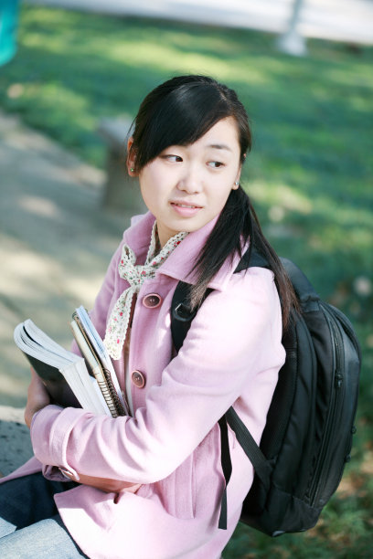 亚洲女孩在户外学习图片下载