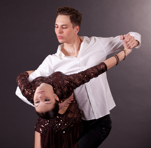 两个舞者图片下载