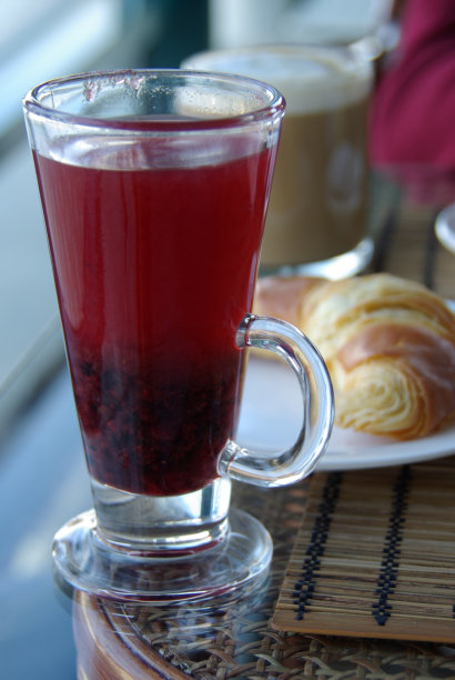 茶和羊角面包图片下载