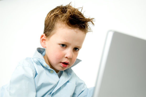 4岁的男孩在用电脑图片下载