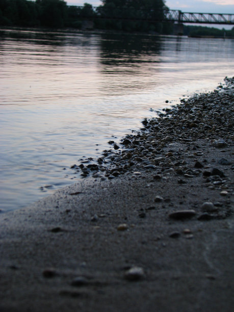 河的边缘图片下载