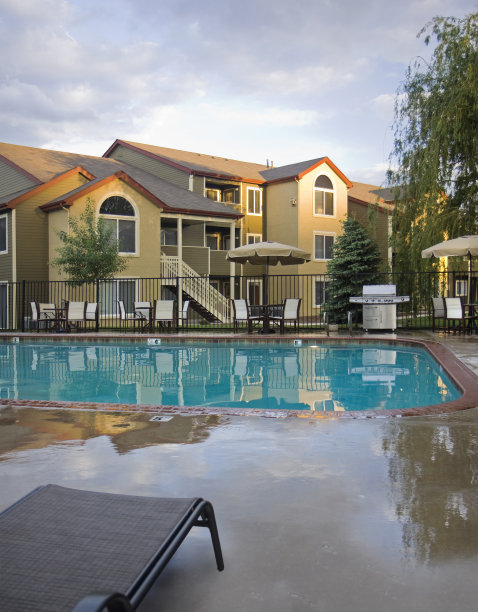 黄昏豪华泳池的照片图片下载