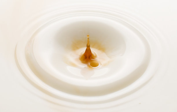 咖啡掉在牛奶里图片下载