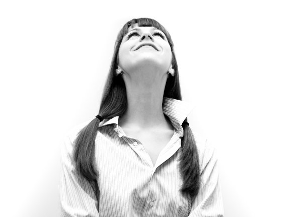 仰头微笑的女人，马尾辫，孤立的白色图片下载