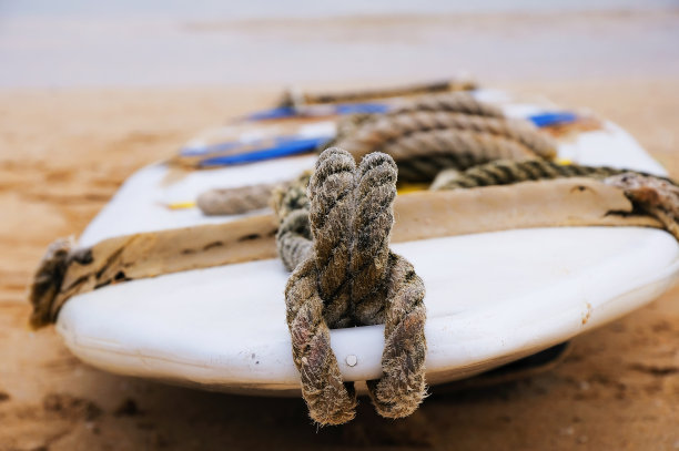 沙滩上的冲浪板图片下载