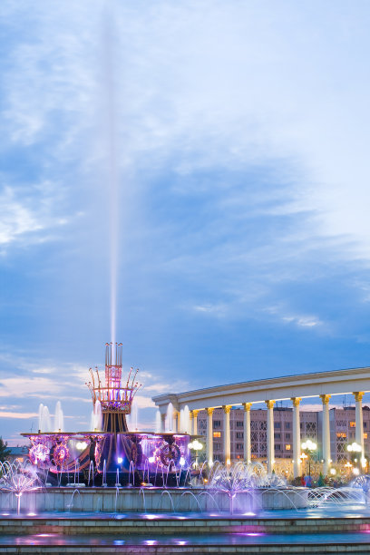 哈萨克斯坦阿拉木图国家公园的喷泉图片下载