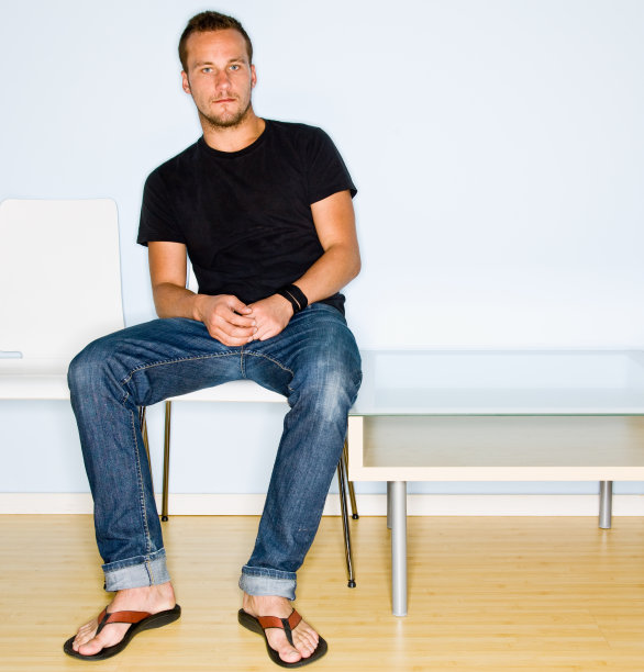 坐在候诊室的男人图片下载