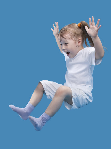 快乐的小女孩在跳图片下载