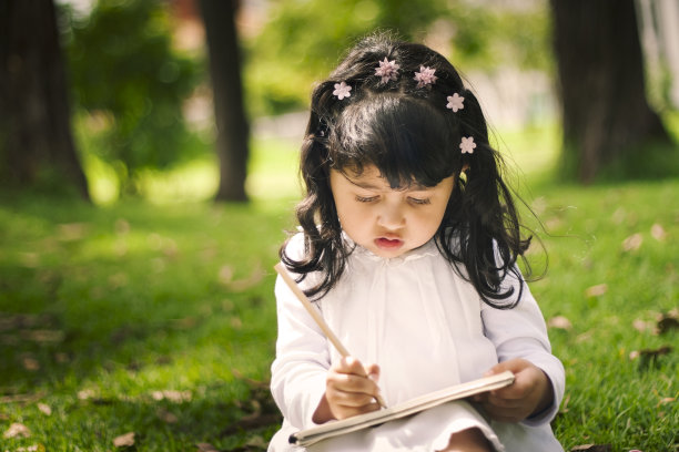 小女孩在公园画画图片下载