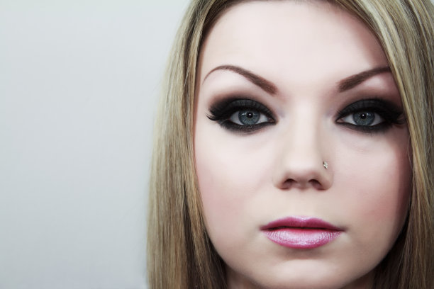 天真的女人图片下载