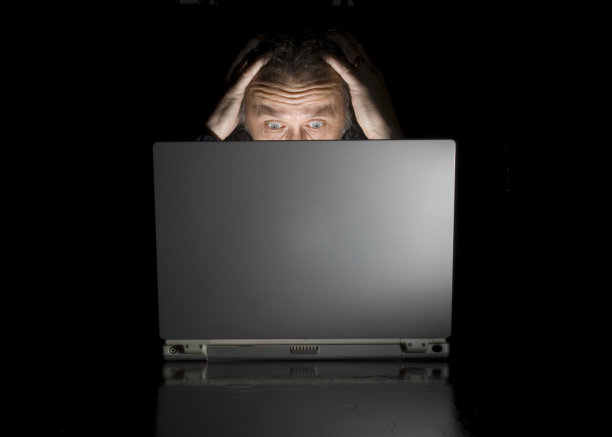 用笔记本电脑工作的人图片下载