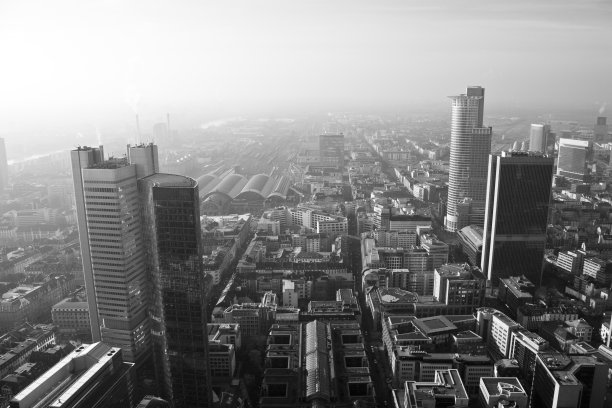 黑色,白色法兰克福城市天际线图片下载