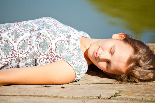 年轻女子户外图片下载