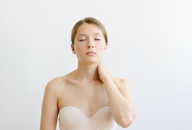 年轻女子闭着眼睛图片下载