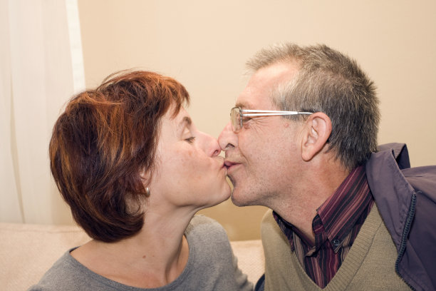 接吻的情侣图片下载