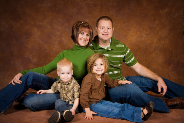 年轻的家庭快乐图片下载