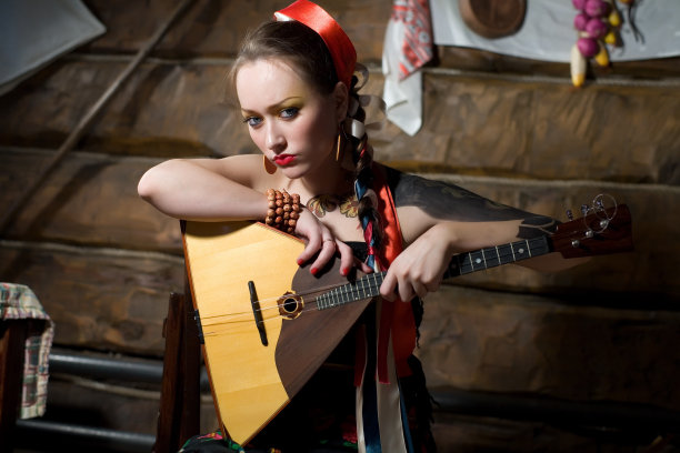 弹三弦琴的女孩图片下载