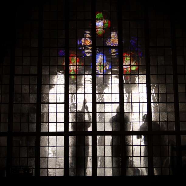 教堂里的敲钟人图片下载