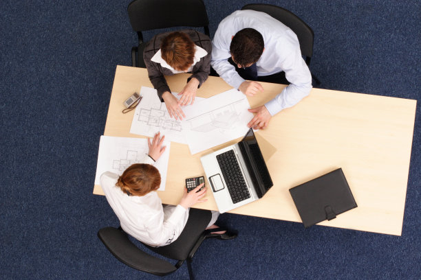 女建筑师向这对夫妇展示蓝鳍金枪鱼图片下载