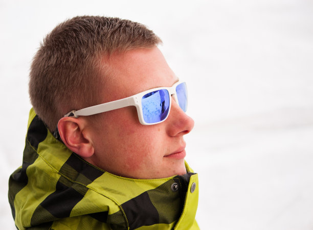 年轻男性滑雪图片下载