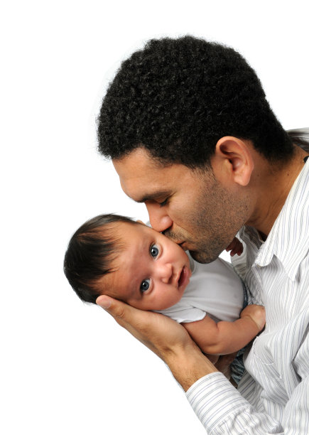 父亲亲吻孩子图片下载