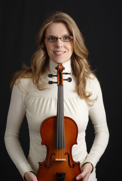 女人拿着小提琴图片下载