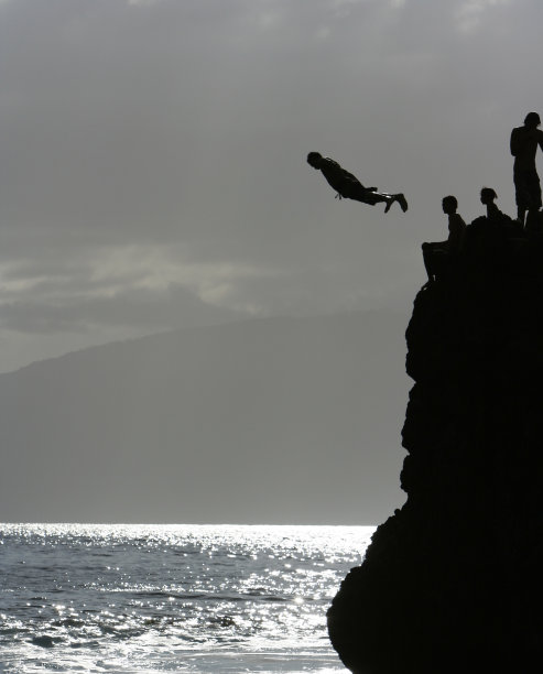 悬在海面上，夏威夷的悬崖跳水图片下载