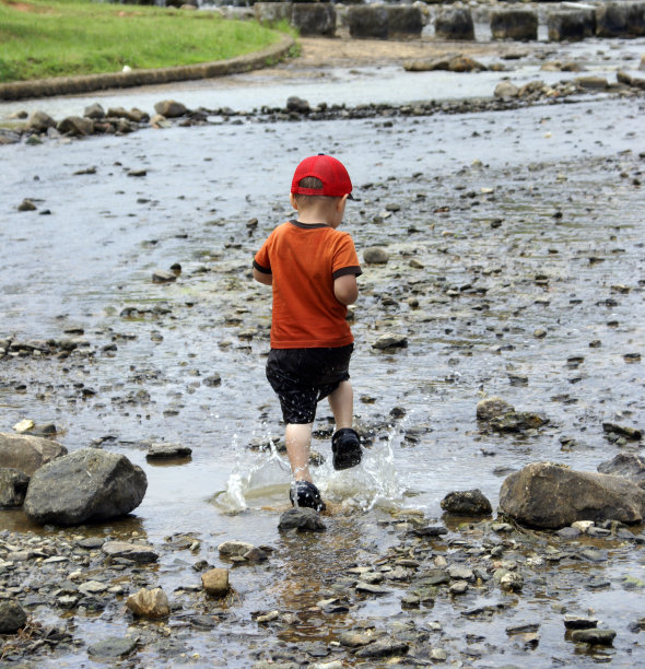 男孩跑图片下载