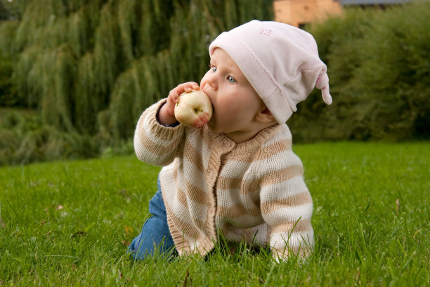 草地上的小女孩图片下载