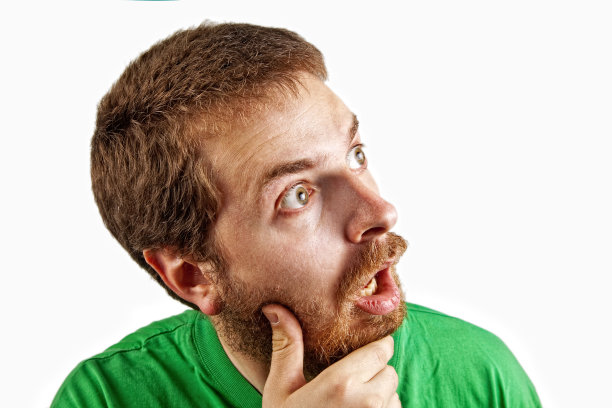 惊讶的概念-惊讶和迷惑男人而不是白人图片下载