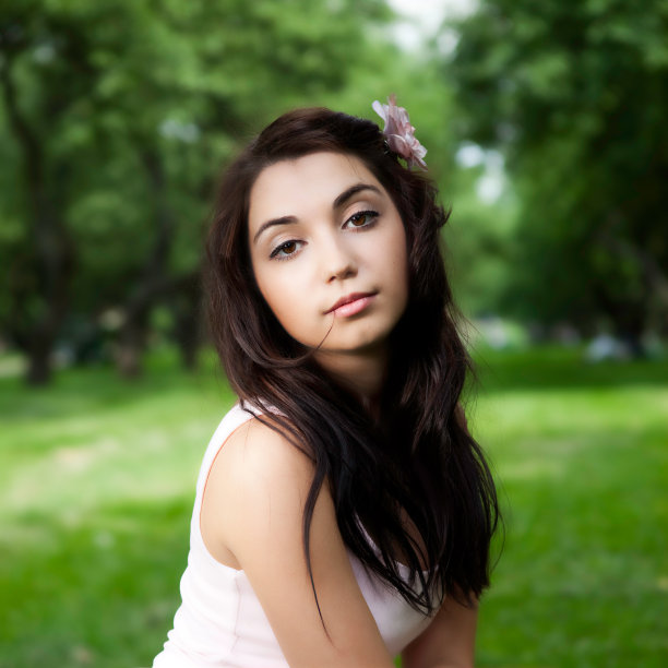 公园里的褐发美女图片下载