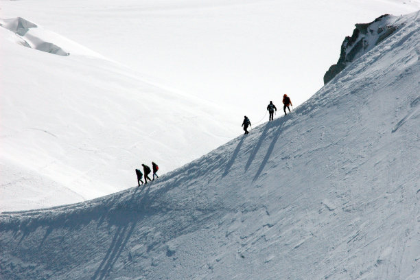 下坡登山者图片下载